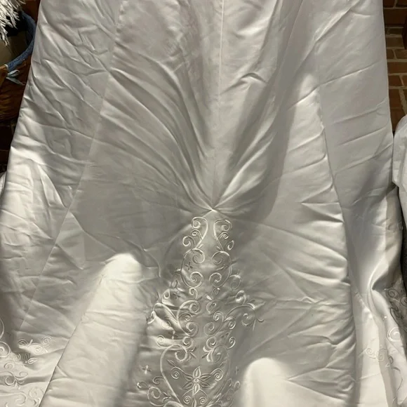 EUC Sz 16W Davids Bridal satin embroidered gown w chapel train 95268